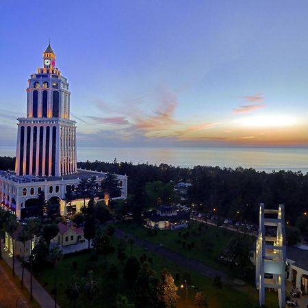 Sheraton Batumi Hotel Exterior foto The tower at sunset