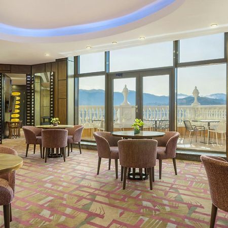 Sheraton Batumi Hotel Exterior foto Club Lounge at the hotel