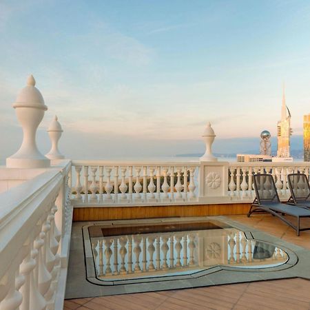 Sheraton Batumi Hotel Exterior foto The rooftop pool at the Taj Mahal Palace