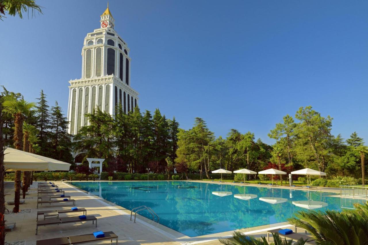 Sheraton Batumi Hotel Exterior foto The hotel's swimming pool