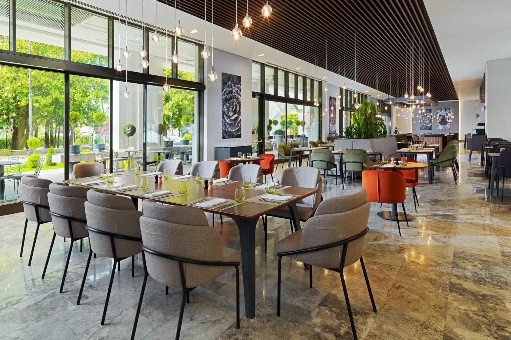 Sheraton Batumi Hotel Exterior foto The restaurant