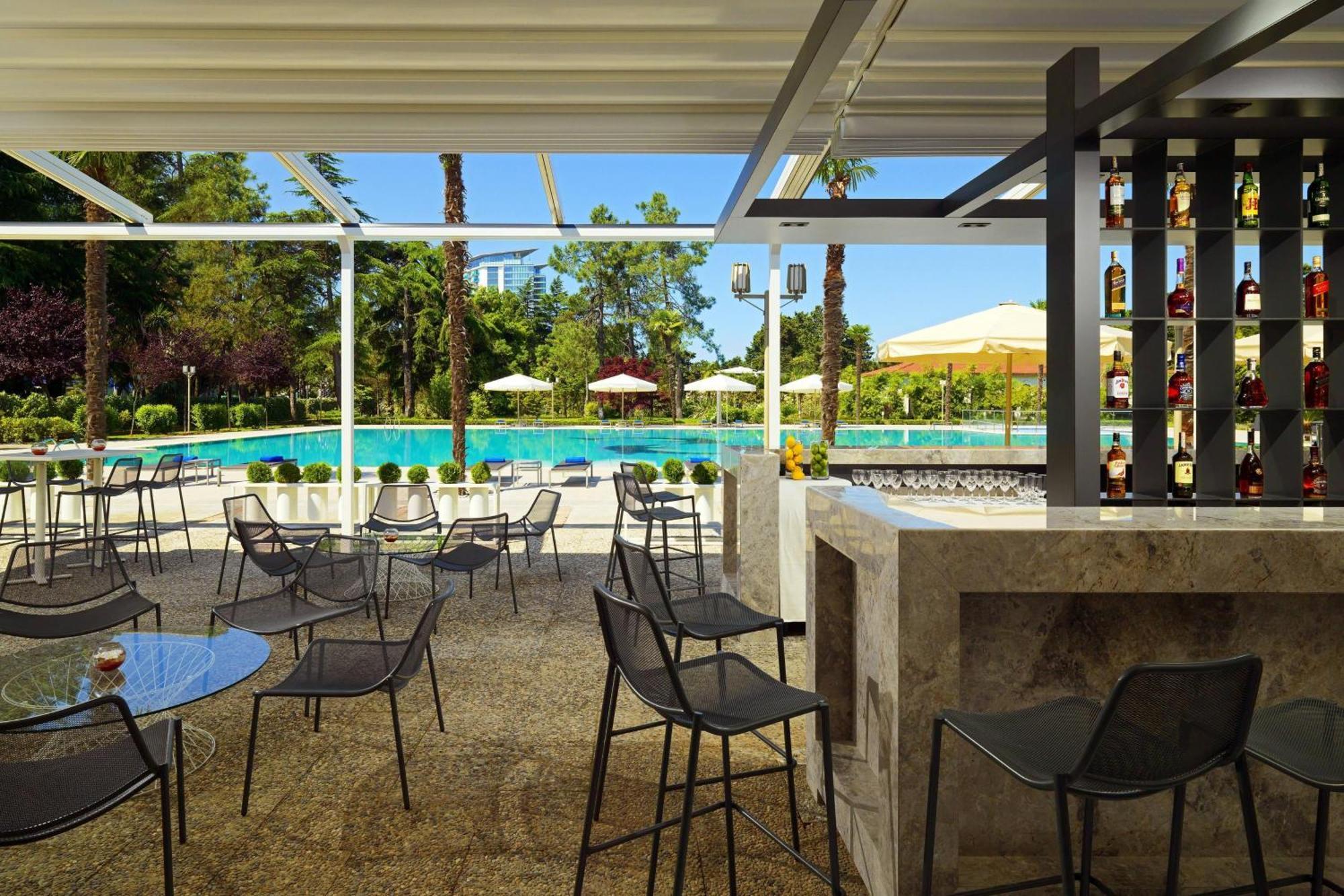Sheraton Batumi Hotel Exterior foto Pool bar