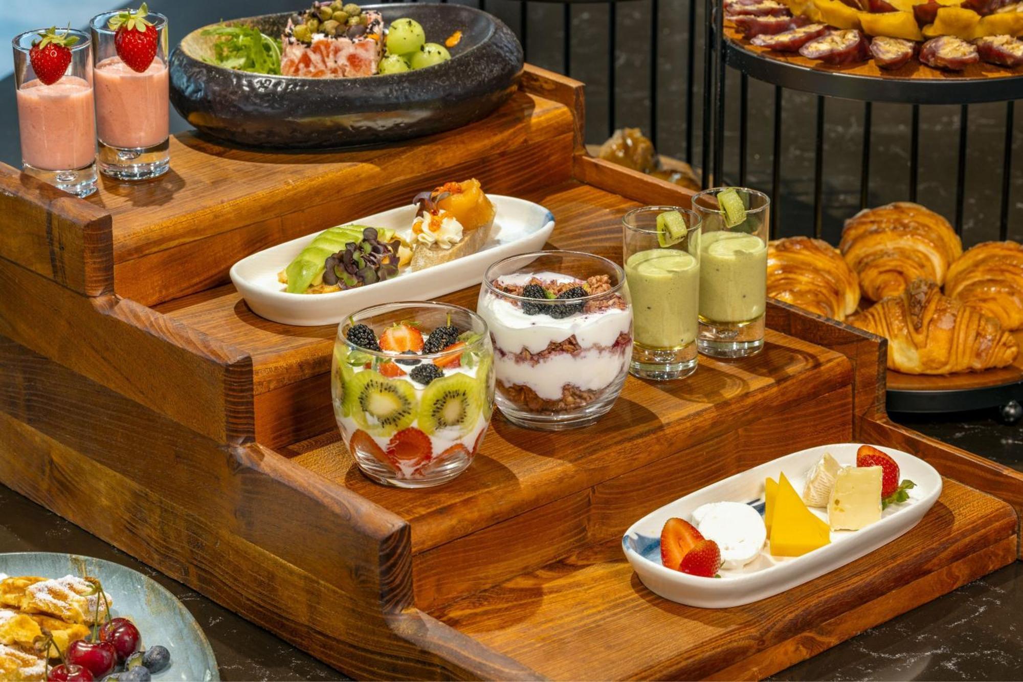 Sheraton Batumi Hotel Exterior foto A selection of desserts
