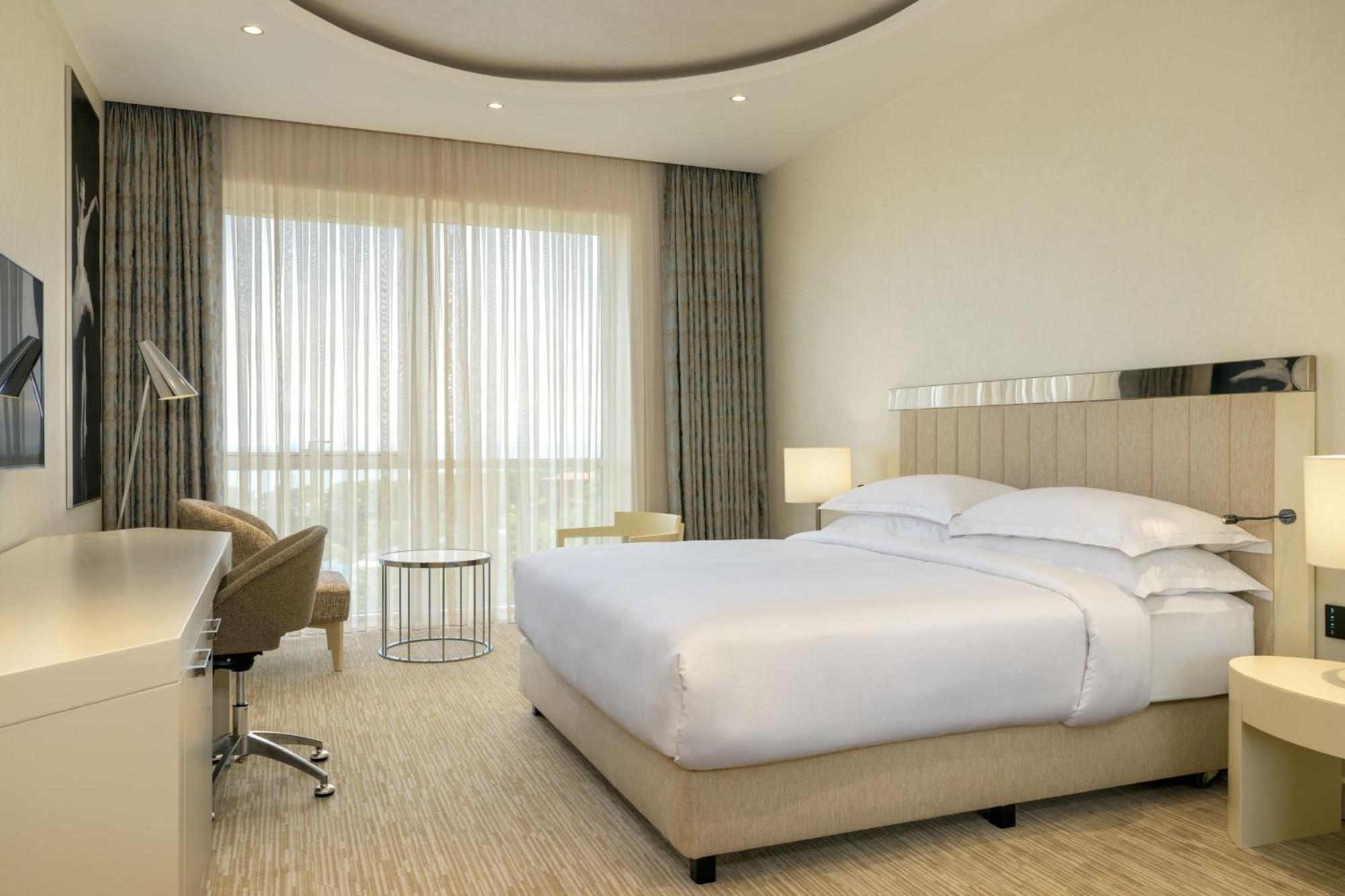 Sheraton Batumi Hotel Exterior foto A bedroom at the hotel
