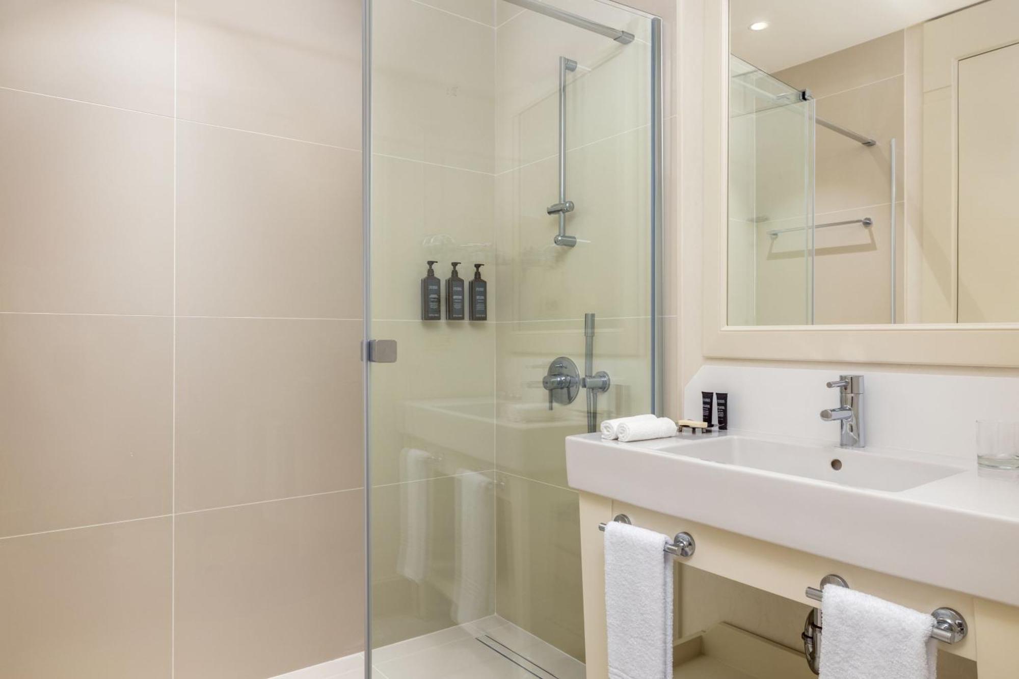 Sheraton Batumi Hotel Exterior foto A shower enclosure