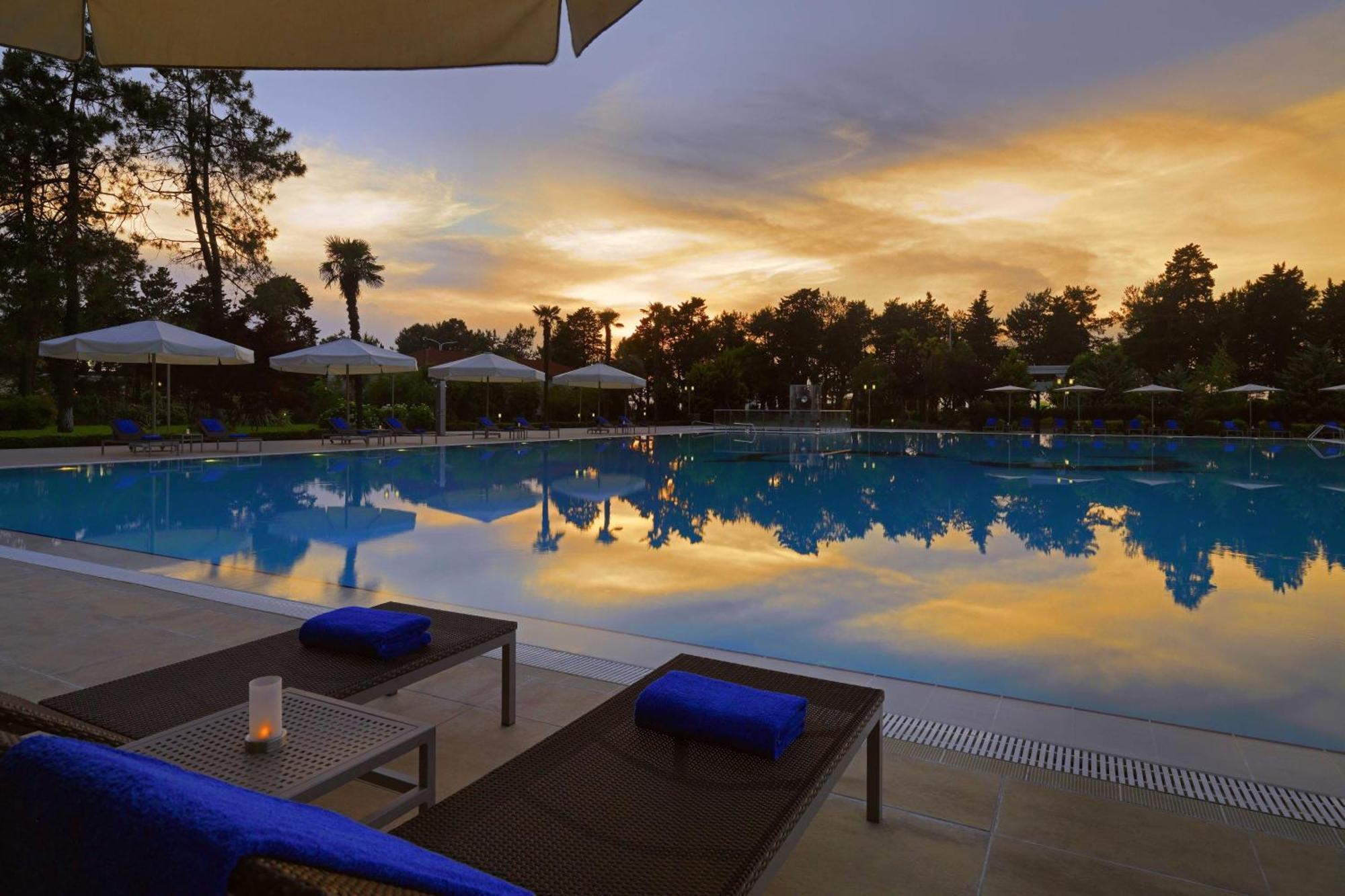 Sheraton Batumi Hotel Exterior foto The pool at the Four Seasons Hotel