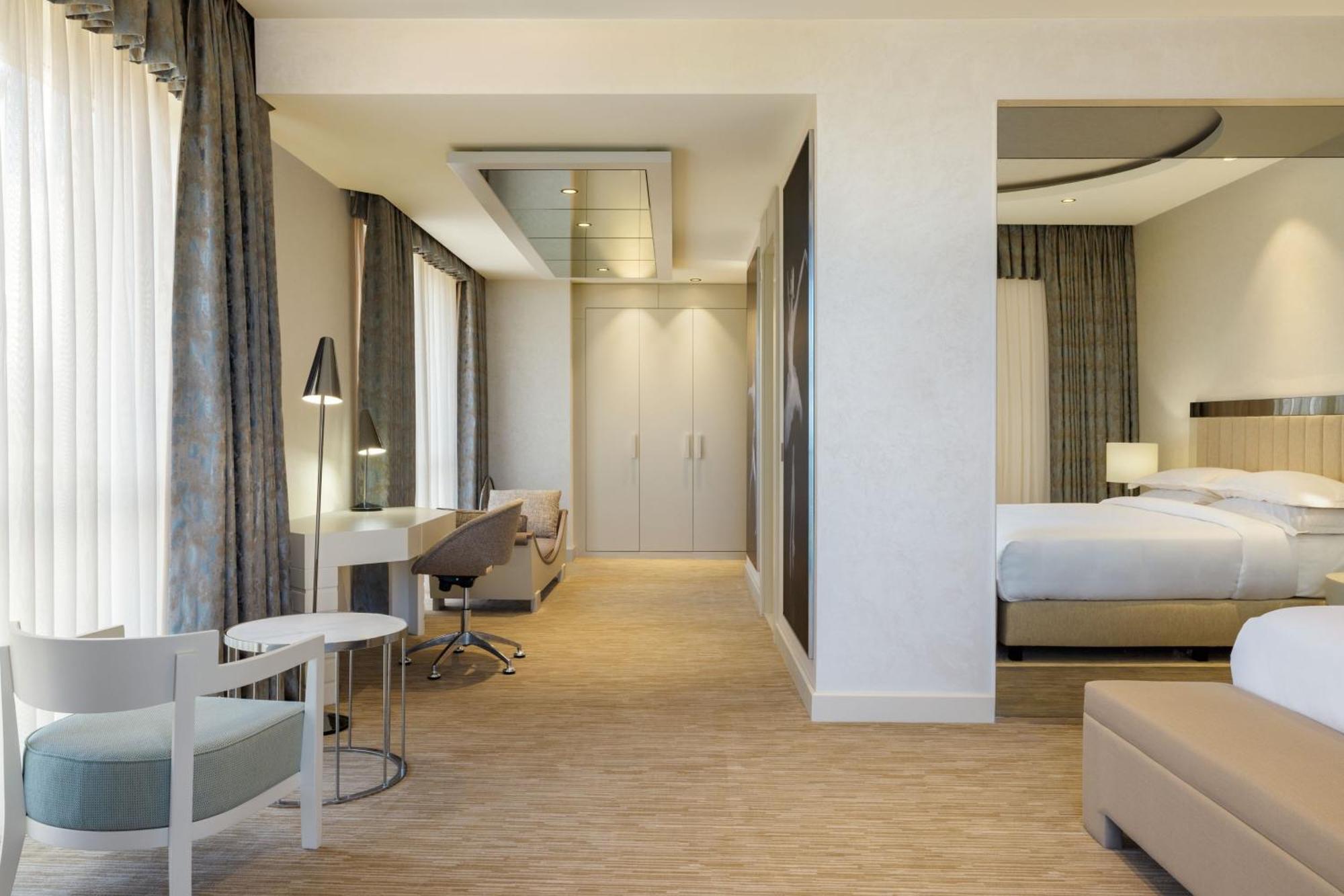 Sheraton Batumi Hotel Exterior foto Suite