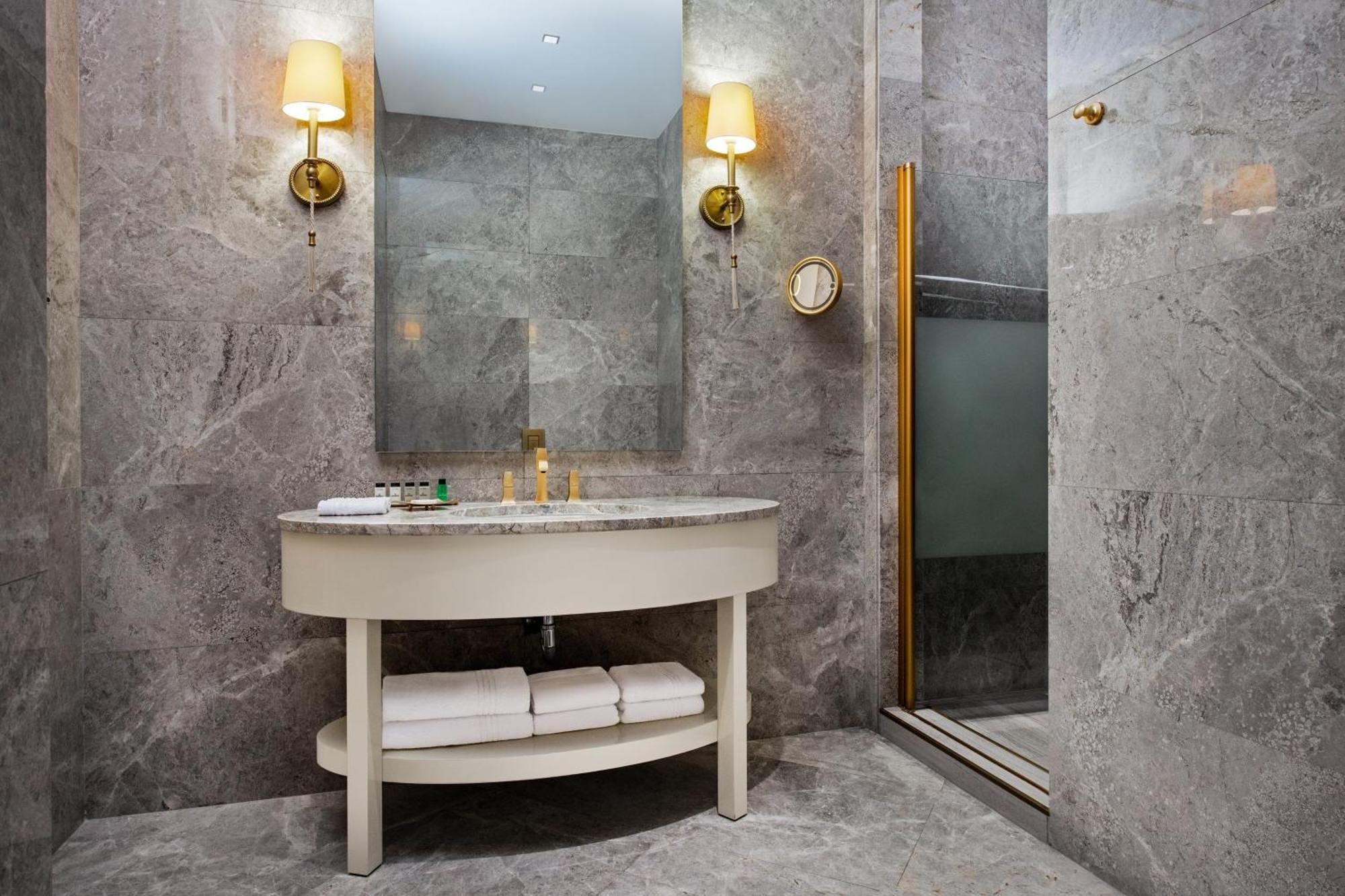 Sheraton Batumi Hotel Exterior foto Bathroom