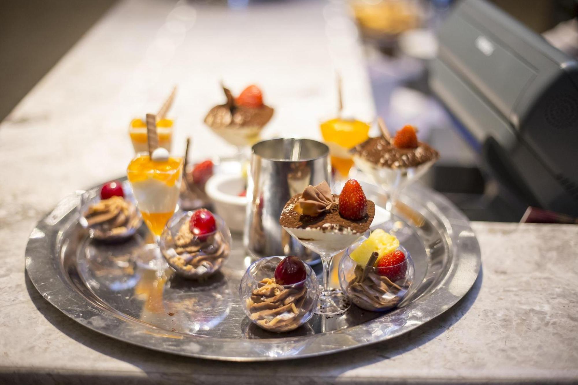 Sheraton Batumi Hotel Exterior foto A selection of desserts