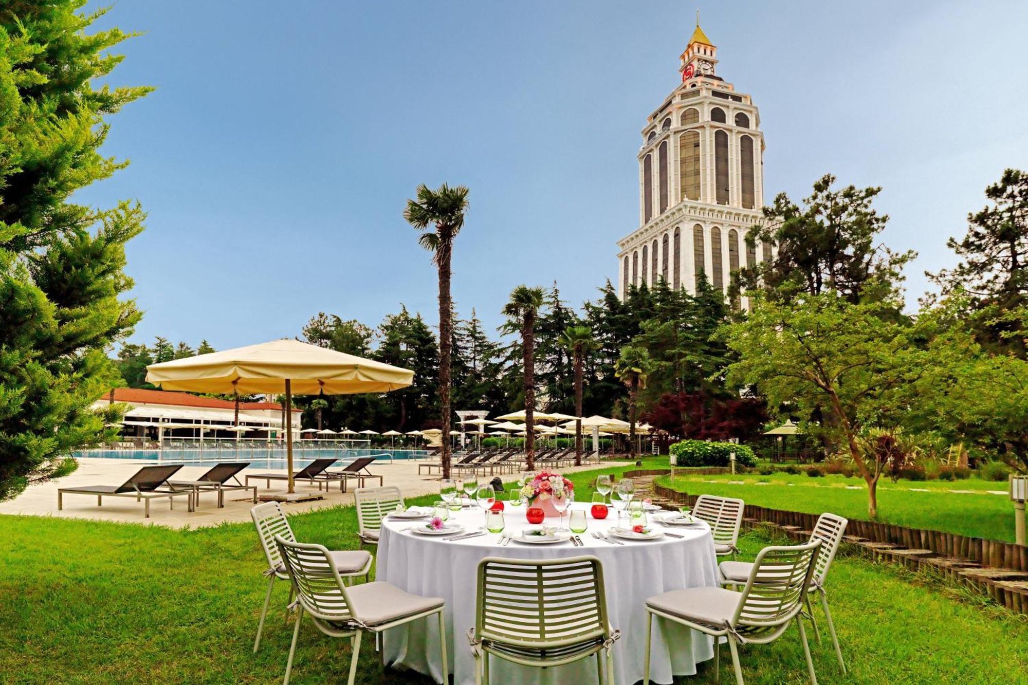 Sheraton Batumi Hotel Exterior foto The hotel's garden