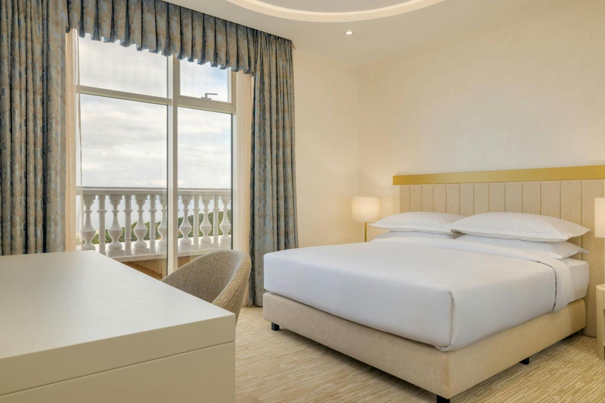 Sheraton Batumi Hotel Exterior foto A bedroom at the hotel