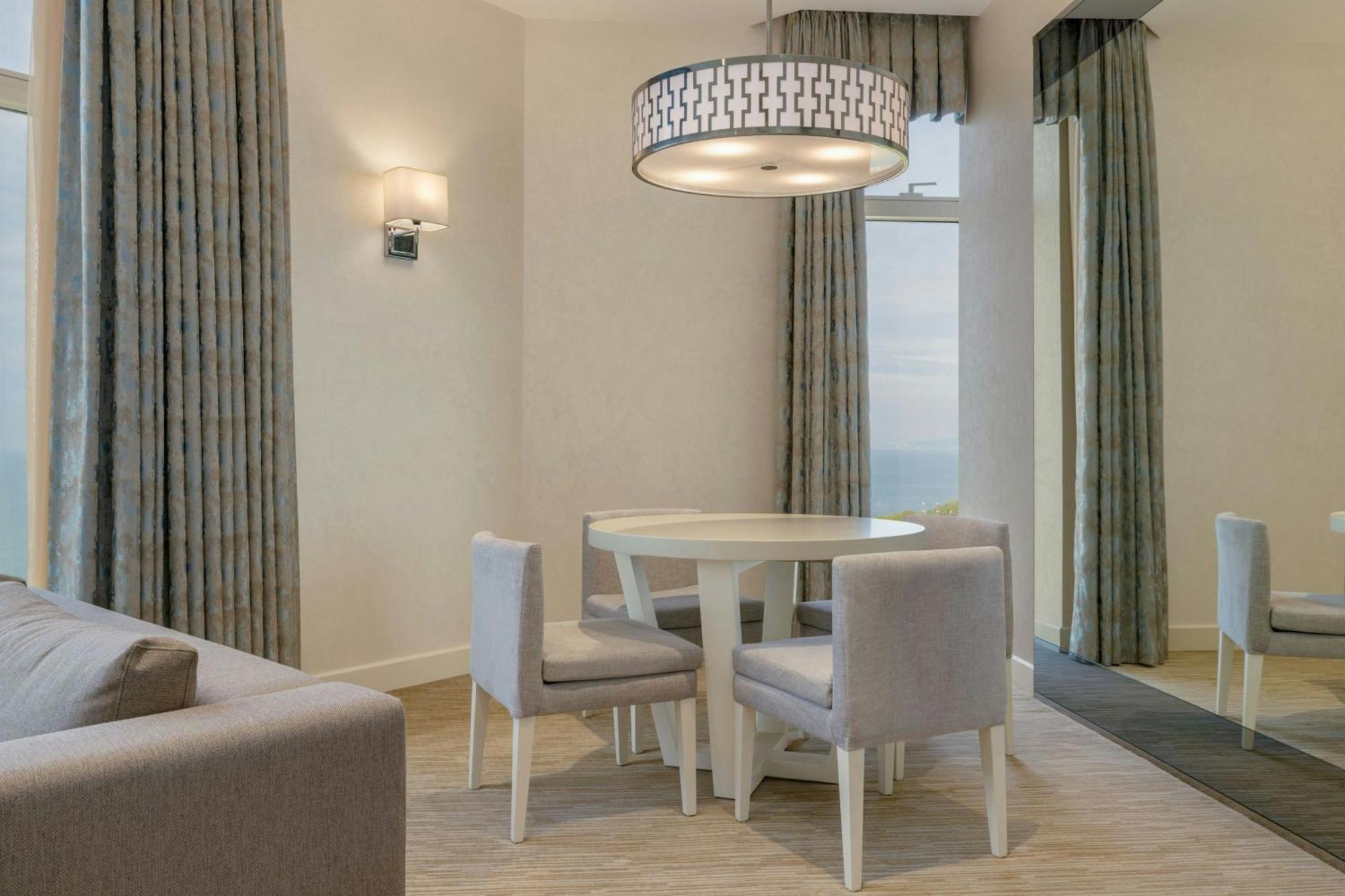Sheraton Batumi Hotel Exterior foto A dining room