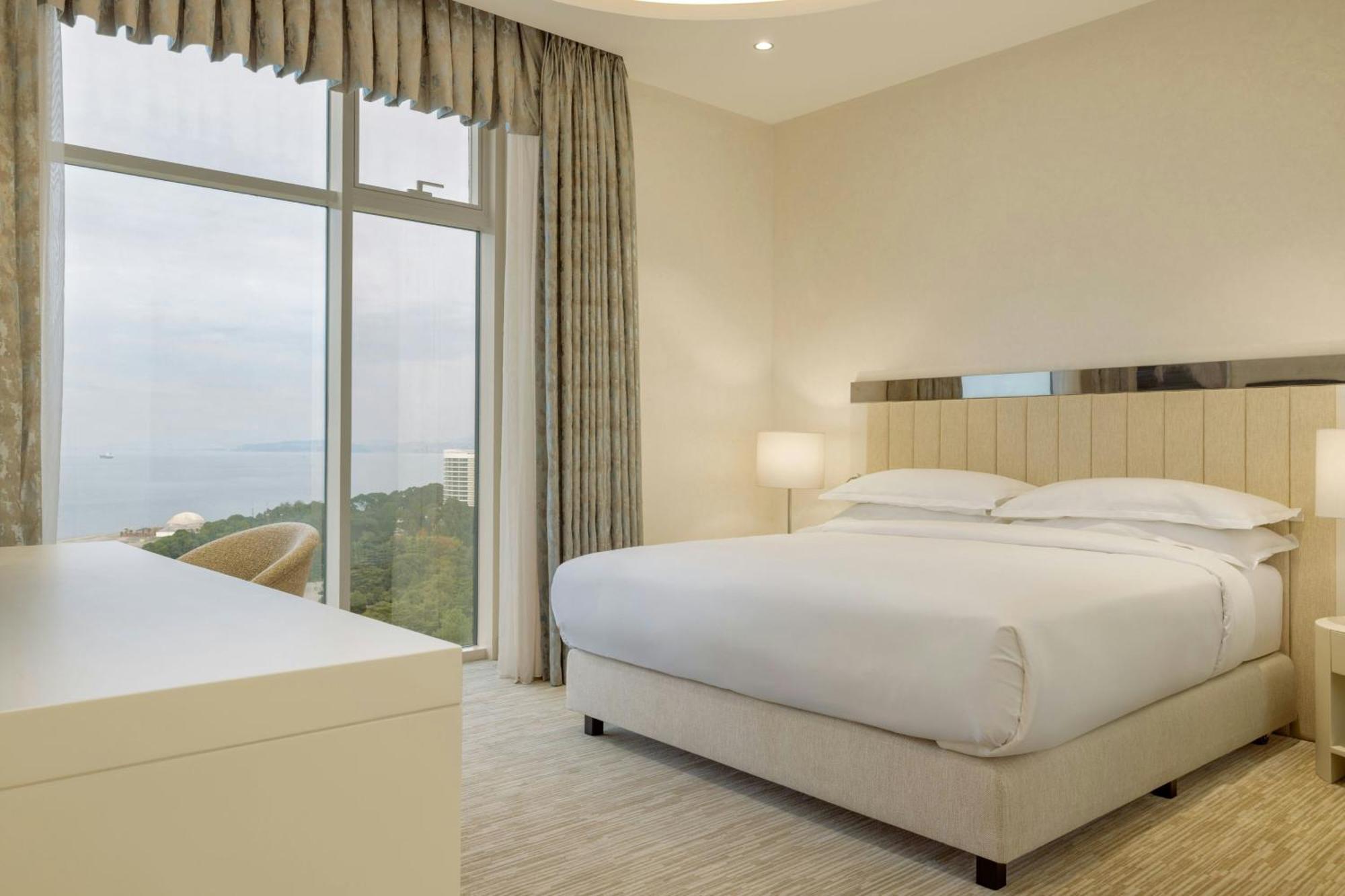 Sheraton Batumi Hotel Exterior foto A bedroom at the hotel