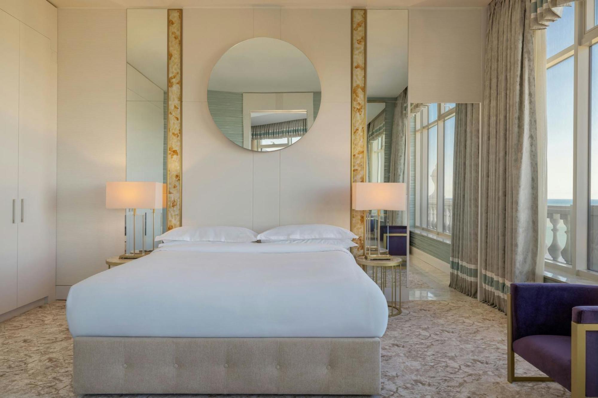 Sheraton Batumi Hotel Exterior foto A bedroom at the hotel